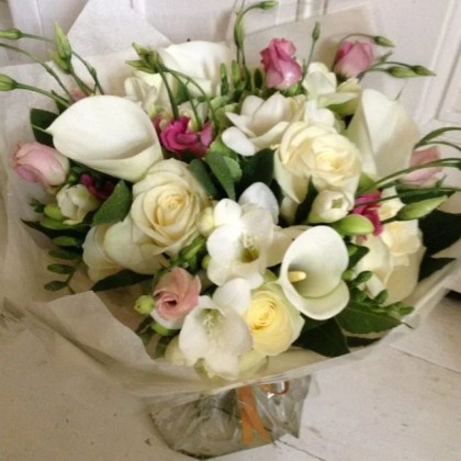Luxury White Rose Christmas arrangement in vase - Perfect for decoration 12 White Rose and Calla Lily Bouquet – Elegant Floral Arrangement for Weddings and Special Occasions